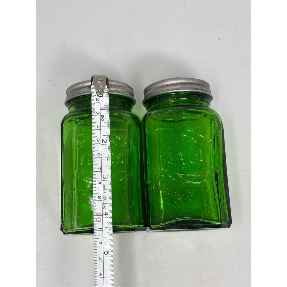 Salero pimentero de vidrio verde estilo vintage tapas metálicas etiqueta en relieve Foto 4 de 4