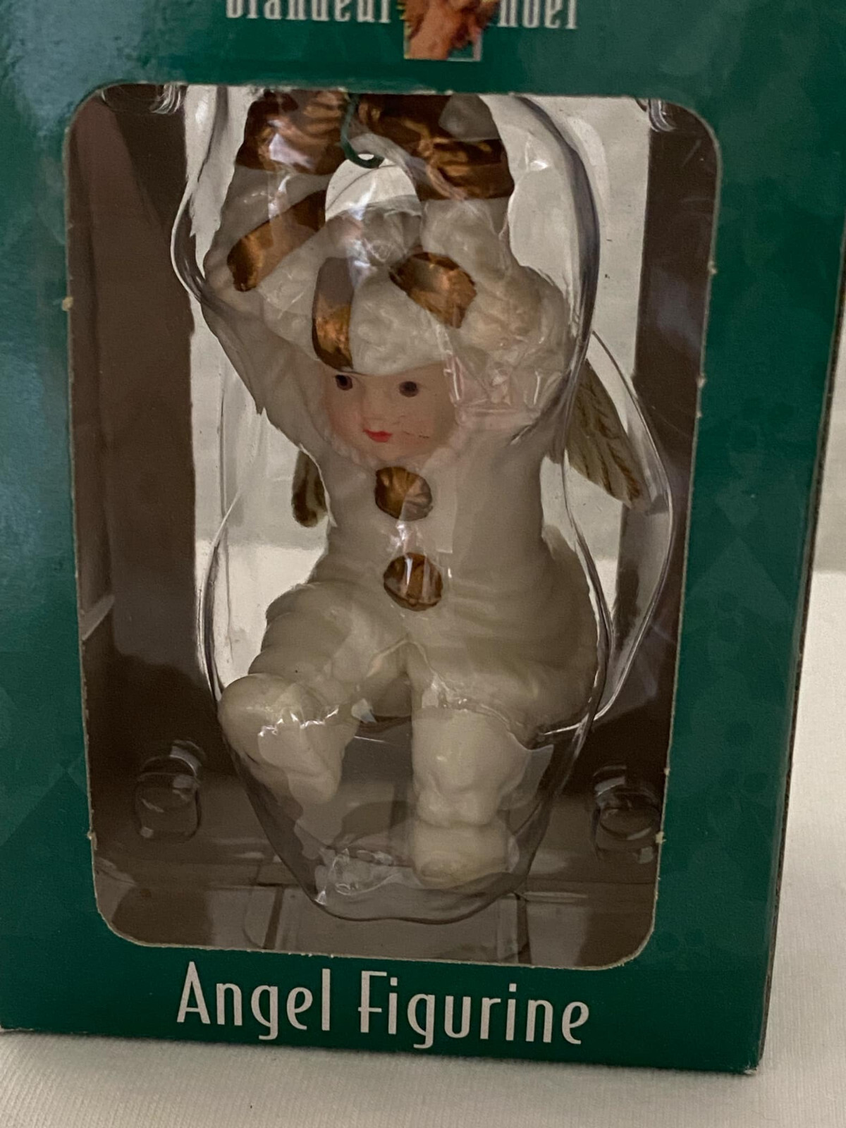 Grandeur Noel Angel Figurine Wreath Christmas ornament