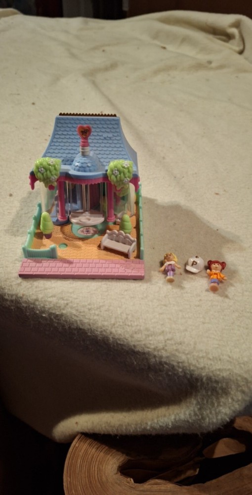 1995 Polly pocket pollyville dress shop 98% COMPLETE