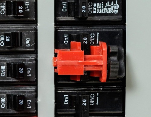 Brady 120/277V CLAMP-ON W/CLEAT BREAKER LOCKOUT DEVICE A1 - Picture 6 of 6