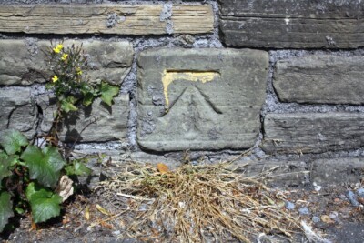 Foto 6x4 Benchmark auf Kanal Straßenwand Shipley \/SE1437 Ordnance Survey cu c2015