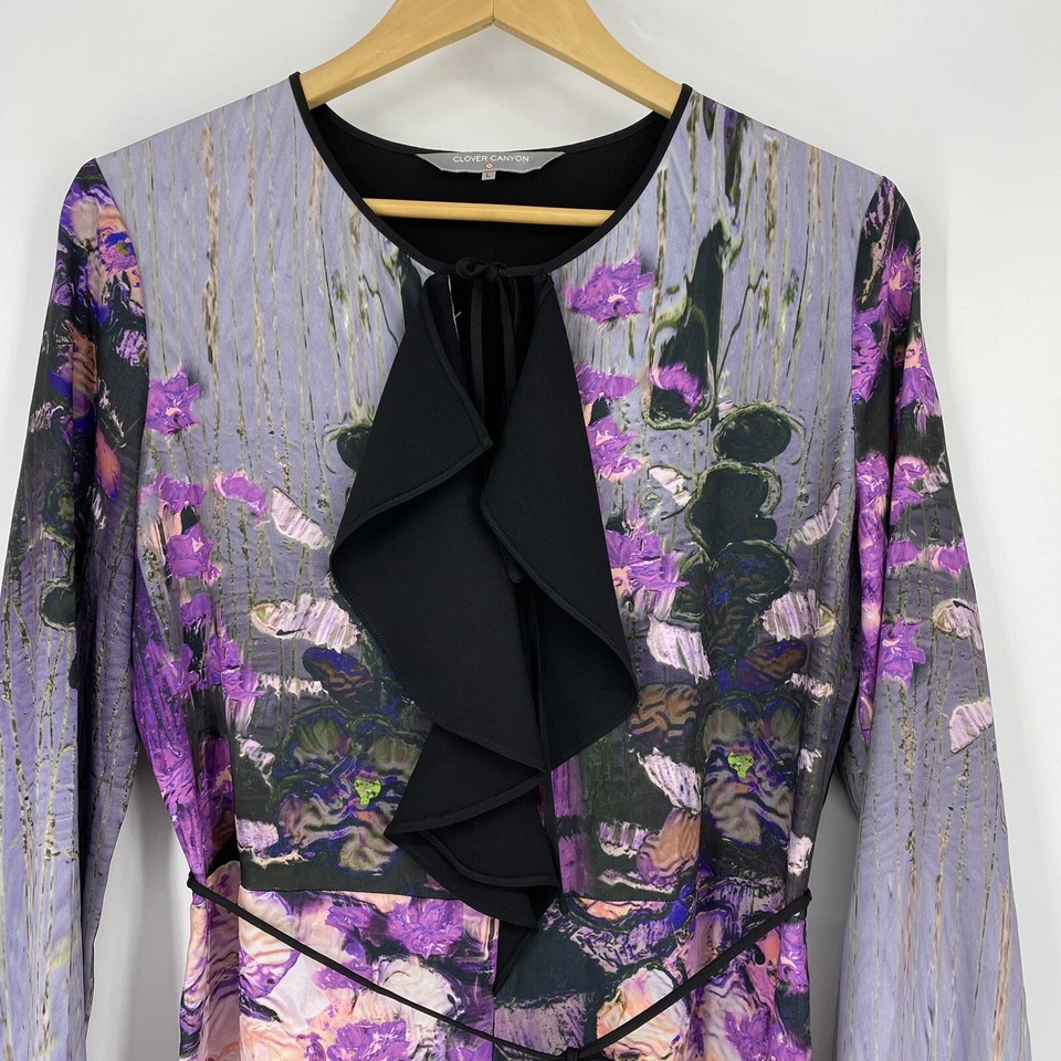 Mameluco Clover Canyon talla grande para mujer negro púrpura floral con volantes manga larga Foto 2 de 4