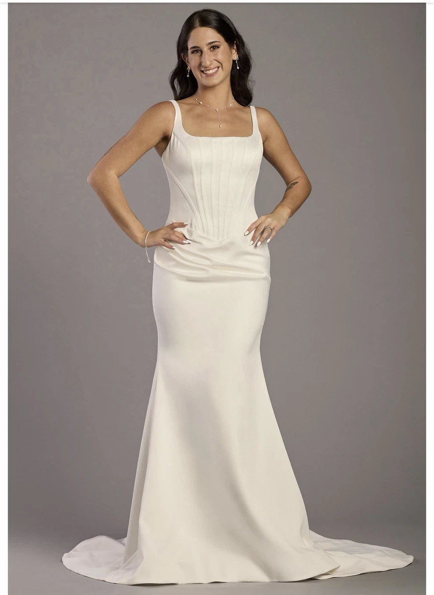 galina signature sculpted corset bodice satin wedding dress Galina Signature Wedding Dress from David's Bridal. Satin, dramatic slit, pockets, chapel train. Brand new, never worn, unaltered! https://www.davidsbridal.com/product/sculpted-corset-bodice-satin-wedding- dress-swg1031