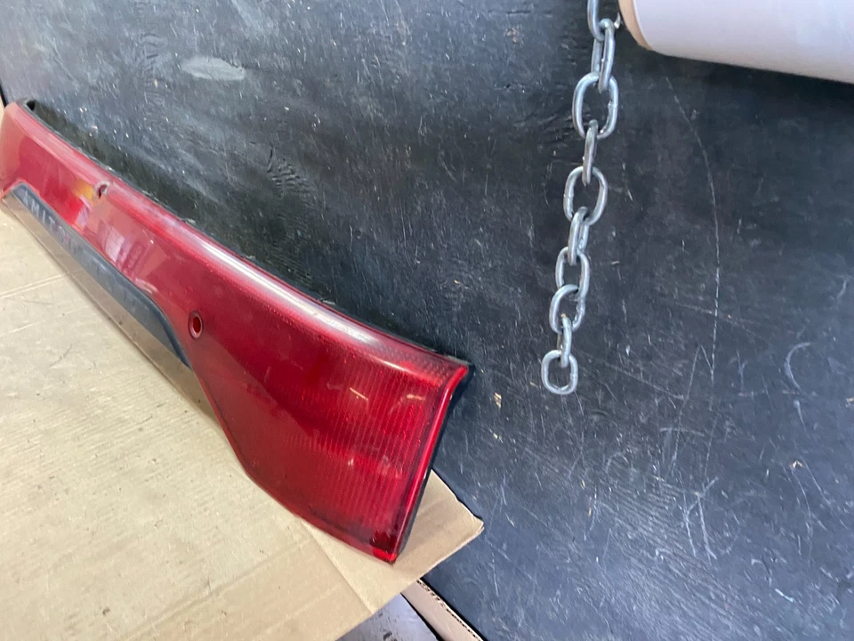 1997-2000 Mitsubishi Montero Sport Tailgate Center Tail Light Panel r7846 DG - Image 2 of 4