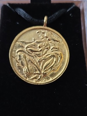 SEVENARTS Gold Vermeil Round Medallion Pendant Necklace Linda Le Kniff- Banjo 