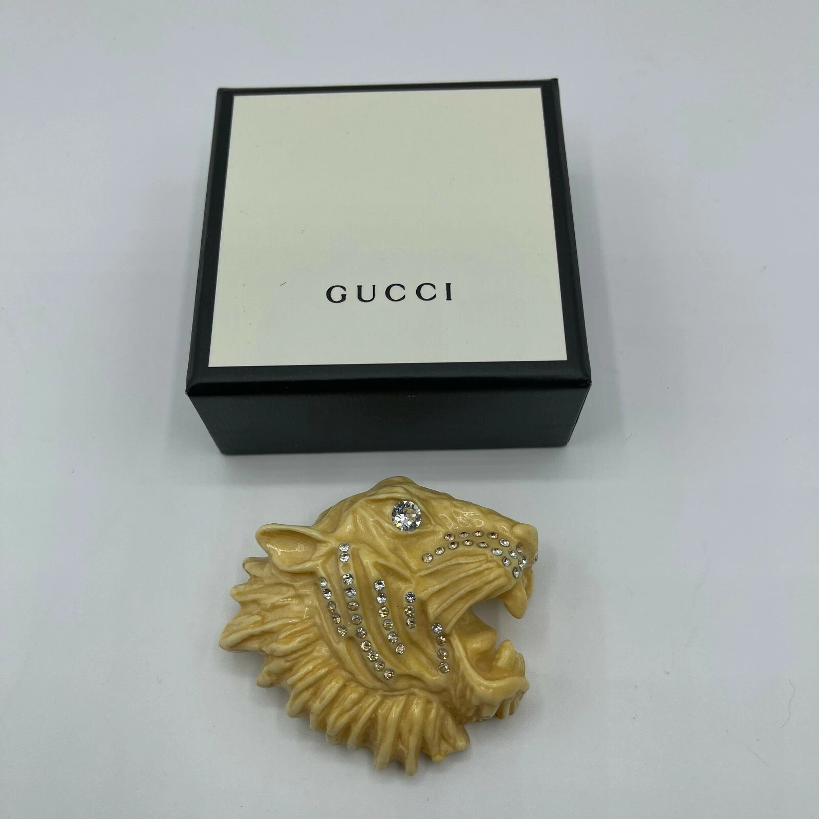 Broche tête de tigre femme Gucci résine d'ivoire rajah avec cristaux 543626 8512 M