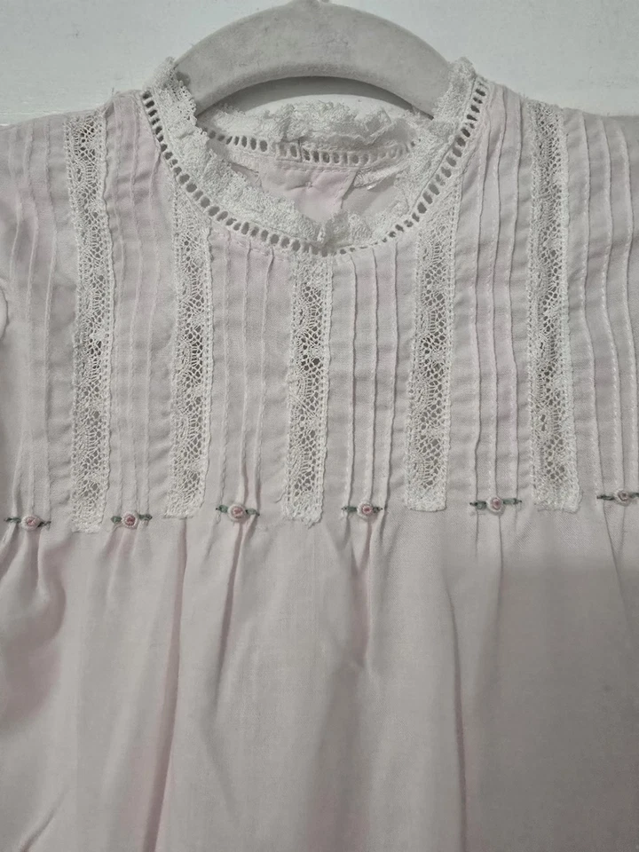 Vestido sin marca Heirloom rosa encaje recortado recién nacido botones espalda Foto 3 de 4