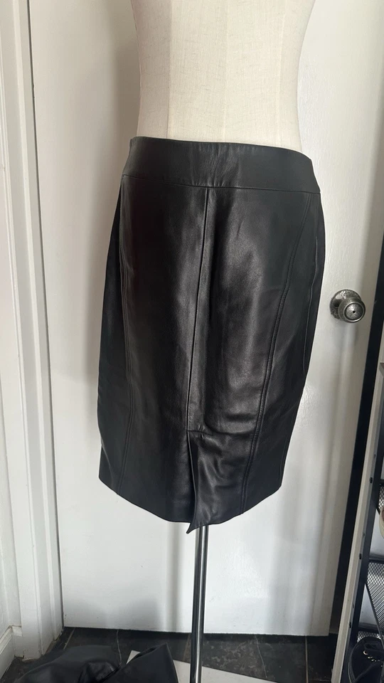 Saia Adrienne Vittadini feita na Itália tamanho 10 100% couro genuíno preto. A-3 - Imagem 2 de 4