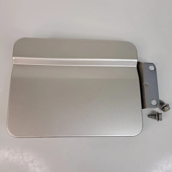 Nissan Pathfinder 1990-1995 puerta de combustible cubierta de gasolina plateada con tornillos OEM Foto 2 de 3