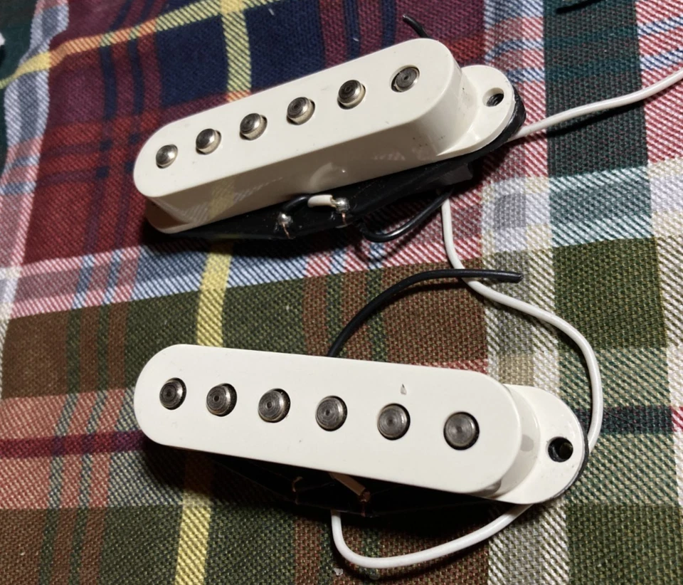 Pastilla de guitarra Two Fender Squier Standard Stratocaster, tipo MIM Foto 2 de 3