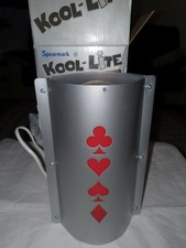 Rot/Silber Kool-Lite Nachttischlampe.