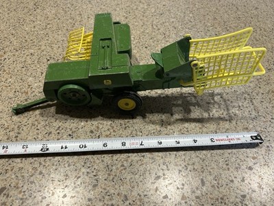 Ertl  John Deere  Diecast  1/16 Square Hay Baler #585 Vintage Farm Toy Damaged!!