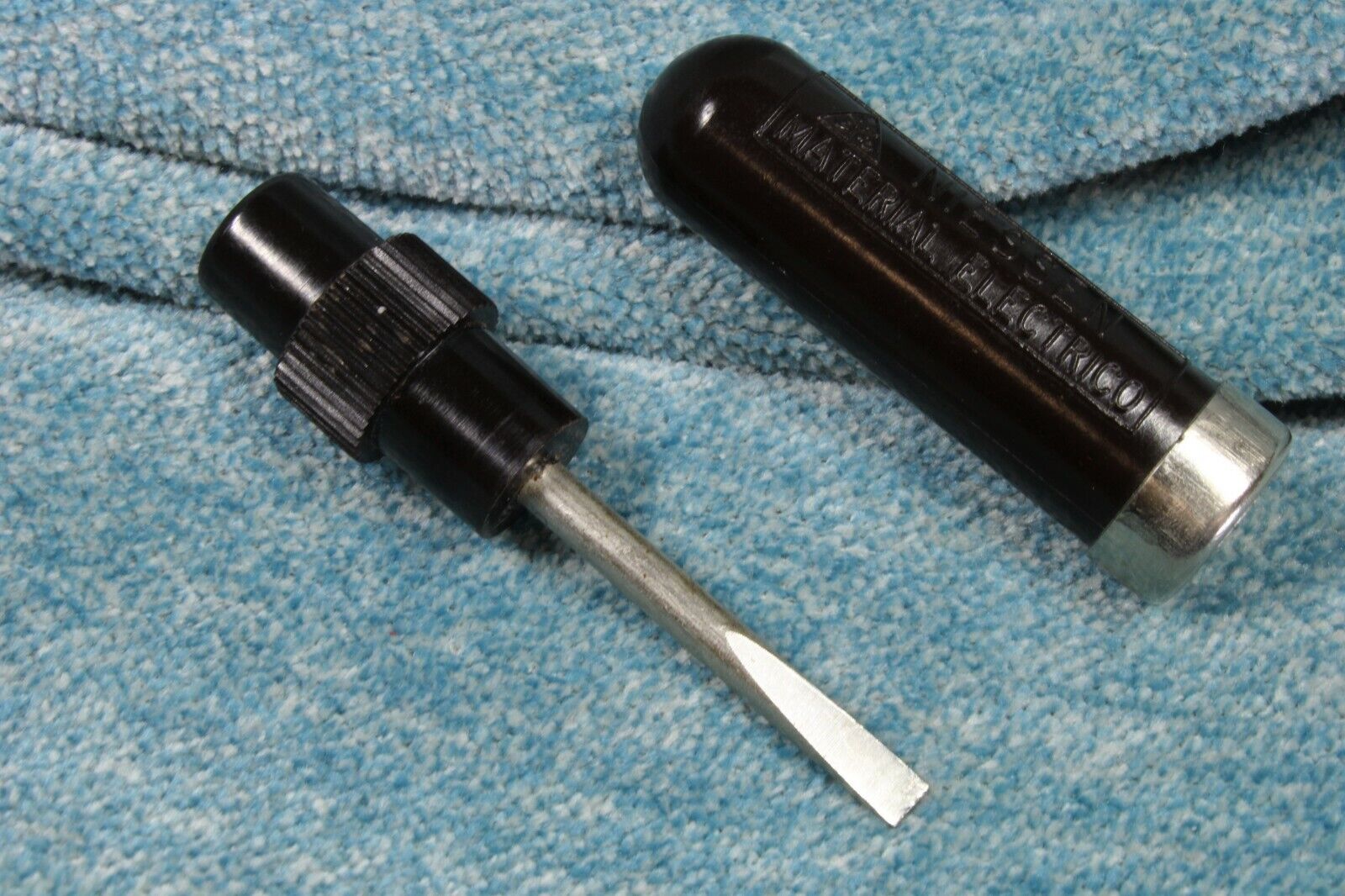 Destornillador miniatura viaje. Niessen. Miniature travel screwdriver.