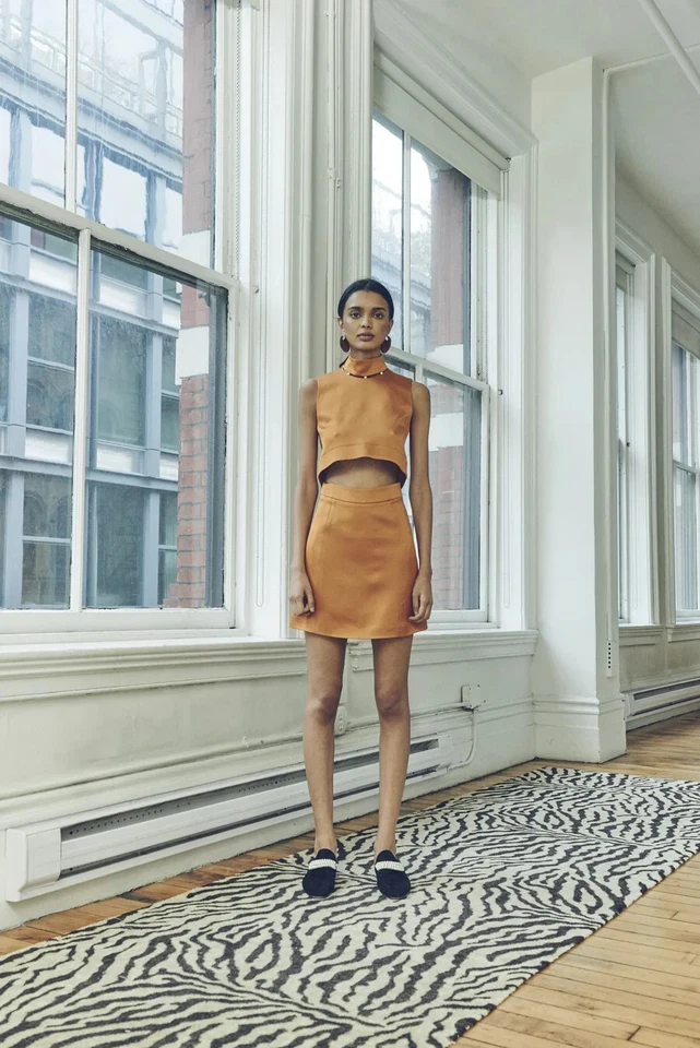 Vestido EDUN recortado de cetim líquido 2 âmbar laranja frisado gola alta feito nos EUA - Imagem 3 de 4