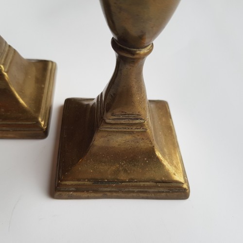 Antiguo par de candelabros georgianos de latón fundido cuadrados años 1820 Inglaterra Gran Bretaña - Imagen 7 de 16
