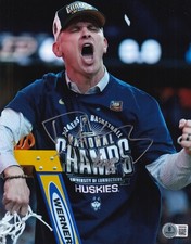 DAN HURLEY signed (UCONN HUSKIES) Connecticut basketball 8X10 BECKETT BW52038
