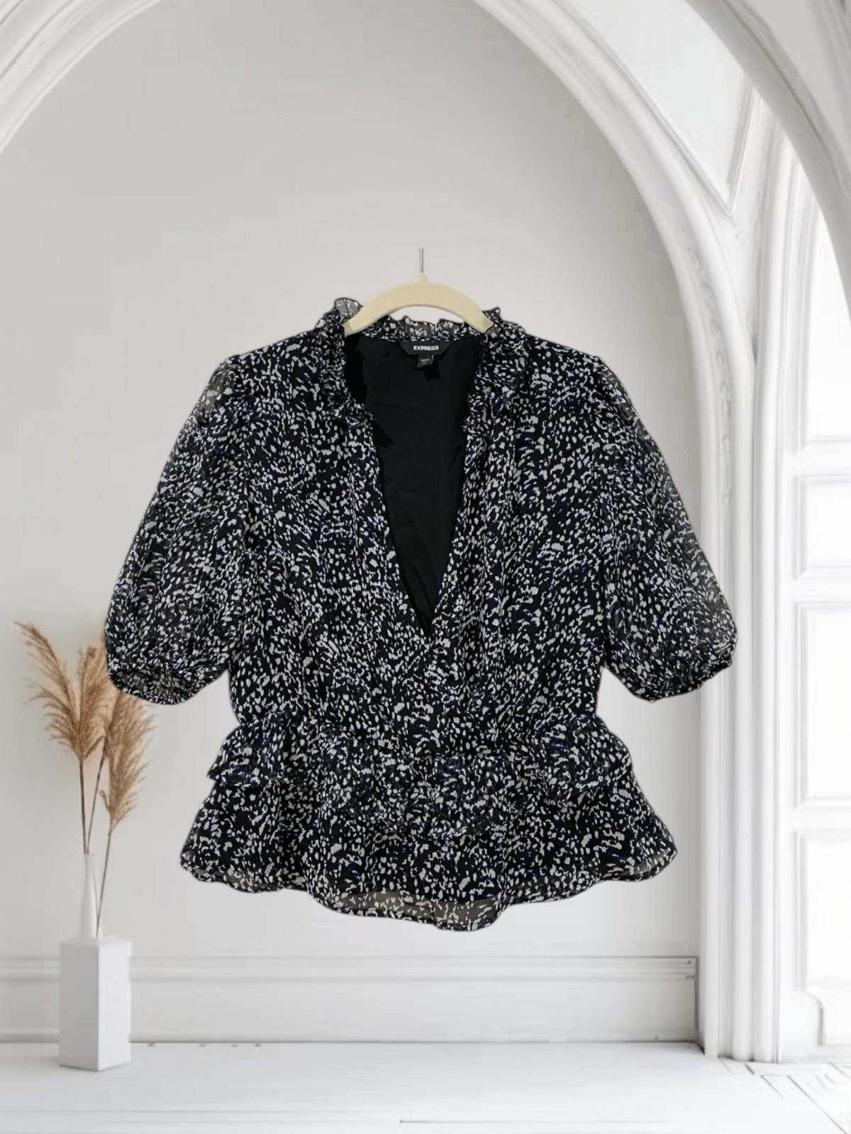 Express Women’s Ruffle Faux Wrap Peplum Top Size XS Blue & Black Multi Print