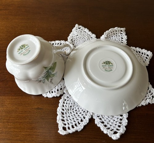 Royal Albert Trillium Bone China Teacup And Saucer England Green White Gold Trim - Picture 9 of 12