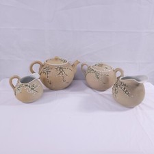 Juego de té período Meiji 4 piezas piel de tiburón moriage porcelana crema azúcar tetera