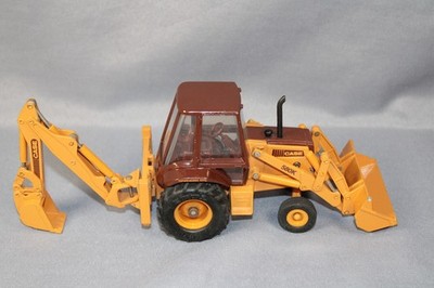 ERTL CASE 580K Baggerlader / Bagger im Maßstab 1/32