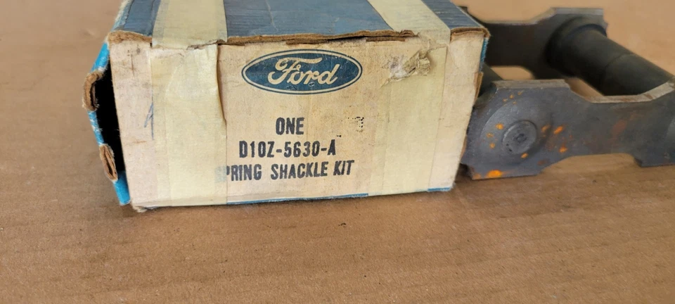 Kit de grillete de resorte trasero Ford Fairlane Torino 1966-1968 nuevo de stock D1OZ-5630-A FOMOCO Foto 2 de 4