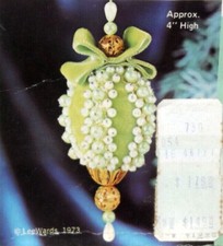 Vintage LeeWards GREEN  PEARL SPINDLE Bead Sequin Christmas Ornament Kit 1