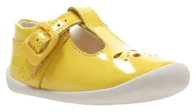 Brandneu in Originalverpackung Clarks Mädchen Roamer Star gelb Lackleder Cruising erste Schuhe F/G