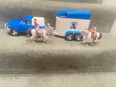 Papo 4x4 Geländewagen mit Fahrerfigur und Pferdeanhänger & 2 Pferden & Reitern