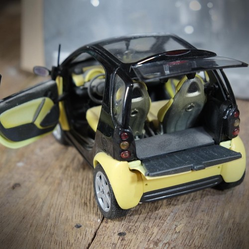 Maisto 1/18 Smart 1+1 Special Edition, Lemon Yellow & Off White Panels, Boxed - Picture 9 of 10