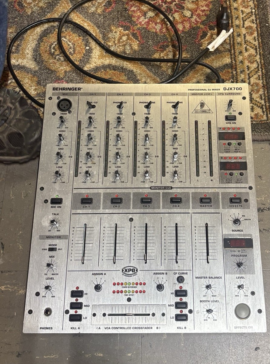 Behringer DJX700 Professional DJ Mixer Powers up Untested. Chord
