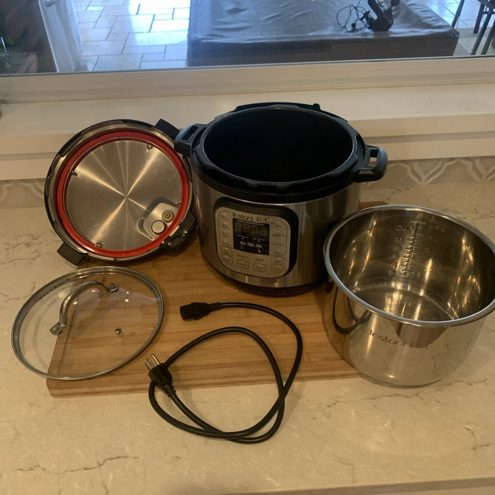 Instant Pot Pressure Cooker 6 Quart IP-DU060 V2 Stainless w/ lid