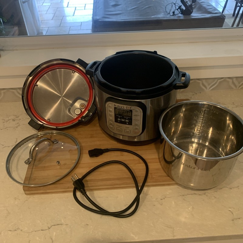 Instant Pot Pressure Cooker 6 Quart IP-DU060 V2 Stainless w/ lid 
