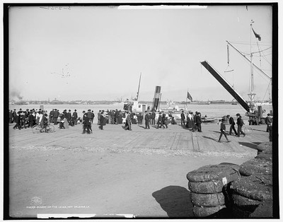 Sunday,levee,piers,wharves,steamers,boats,ships,New Orleans,Louisiana,LA,c1906