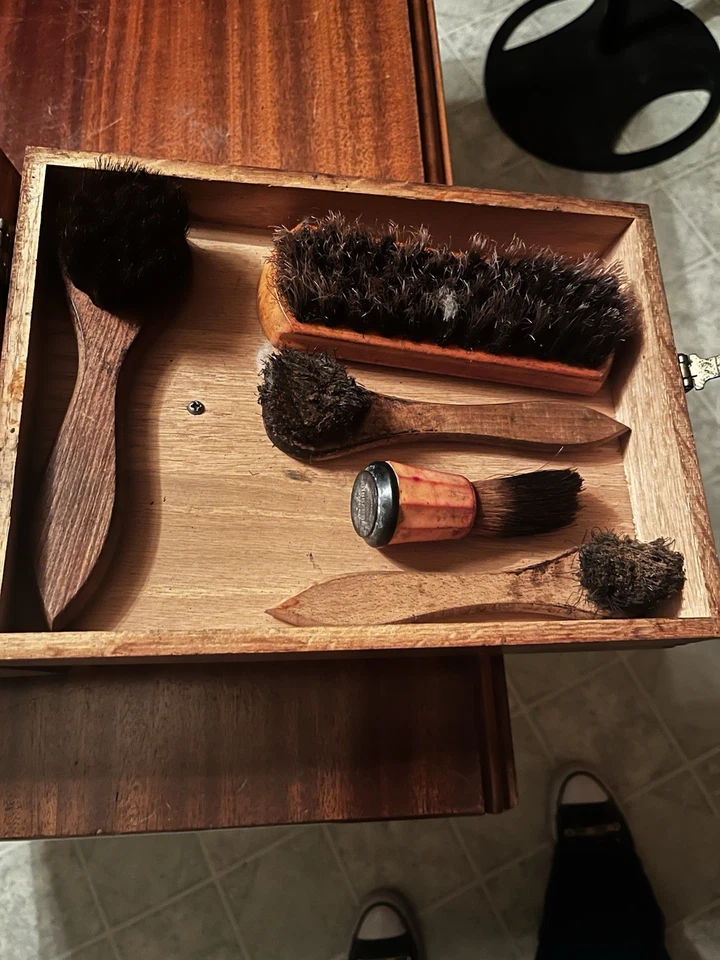 Caja de brillo de zapatos vintage roble grifo con reposapiés, incluye cepillos y cera Foto 3 de 4