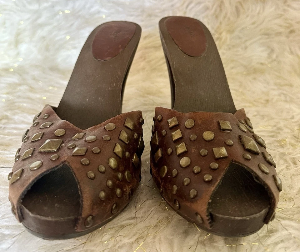 Tacones de madera con tachuelas Mossimo vintage para mujer talla 10 | Mules marrón peep toe Foto 2 de 4
