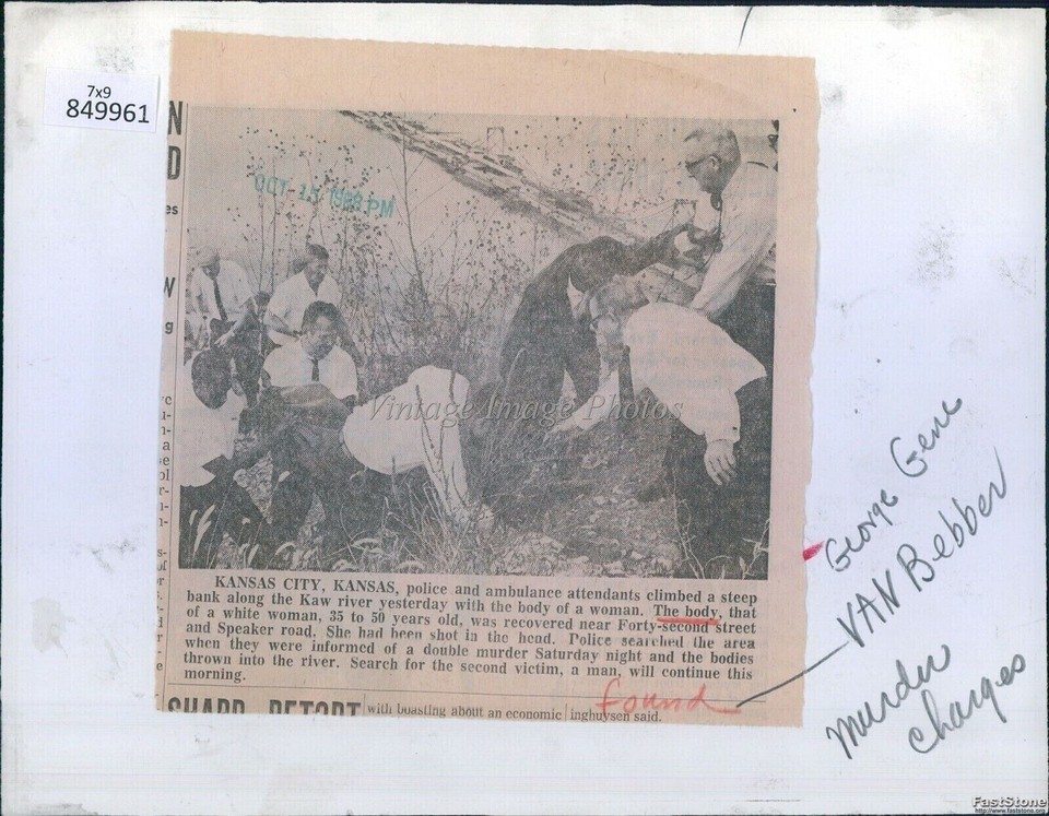 1968 Kansas City Kc Police Remove Woman'S Body From Kaw River Crime 7X9