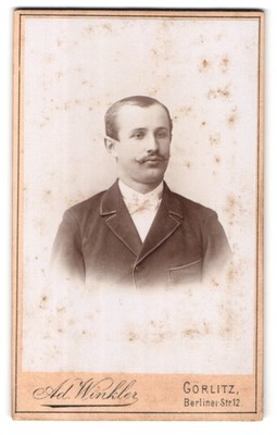 Fotografie Ad. Winkler, Görlitz, Berliner Str. 12, Mann mit zur Seite gekämmten 