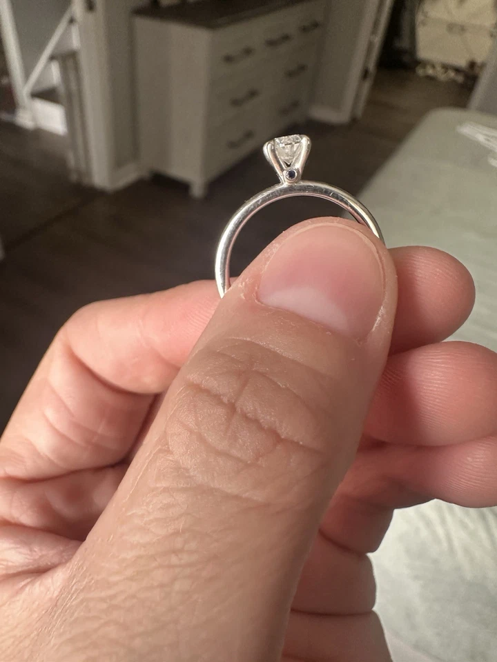 Anillo de compromiso solitario ovalado 0,7 quilates, acento puente zafiro  Foto 2 de 4