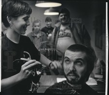 1991 Press Photo Dobie Maxwell, Local DJ, Loses Hair in Glendale, Wisconsin