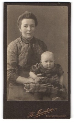 Photography Portrait Ph. Meinken, Geestemünde, mother with her child in checkered 