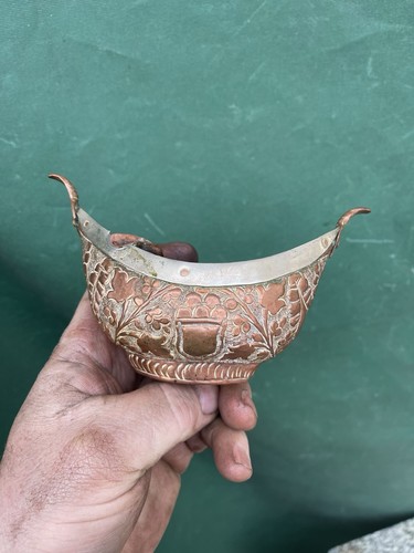 ANTICO POSACENERE BRUCIATORE INCENSO INDIANO A FORMA DI BARCA KASHKUL rame design martellato - Foto 2 di 7