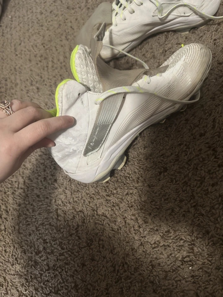 Botines de fútbol Under Armour, niños talla 8, blancos, amarillo neón Foto 2 de 4