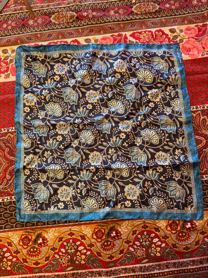 Pañuelo de bolsillo de seda Kiton. 21 pulgadas en diagonal Foto 2 de 4