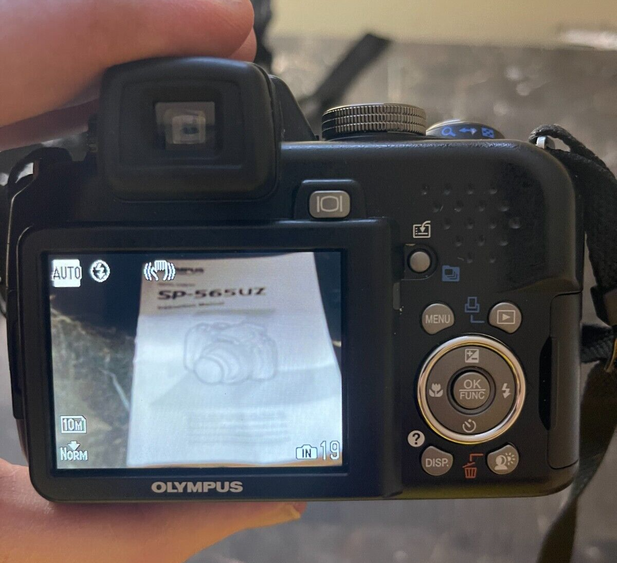 Olympus SP-565UZ Digital Camera 10MP AF Zoom Lens 4.6-92mm F2.8