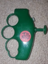 Vintage the Green Avenger Plastic Knuckle Grip Squirt Gun Water #2142