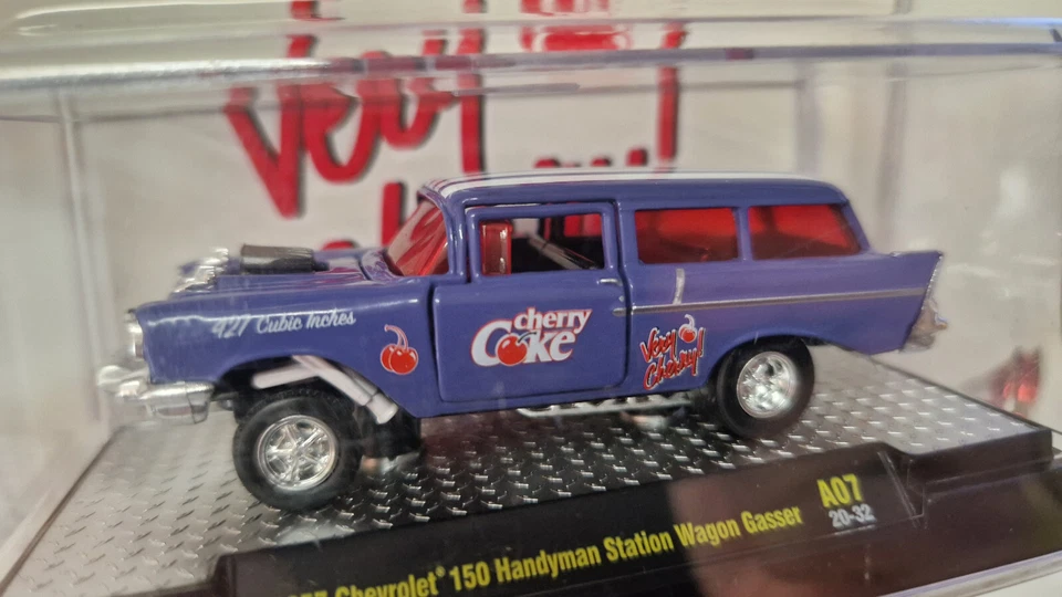 M2 Machines 1957 Chevrolet 150 Handyman Station Wagon GASSER CHERRY Coke (NG81) - Bild 2 von 4