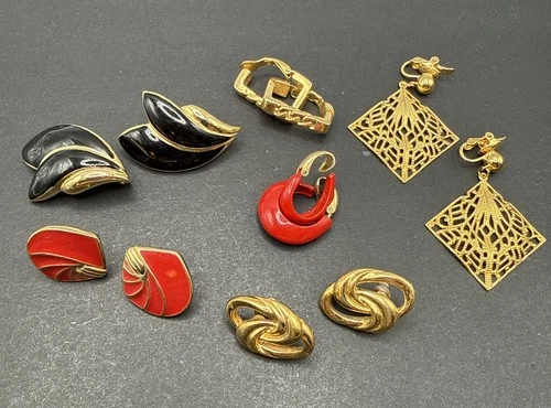 Lot Of Trifari Signed Earrings - Gold Tone Clip On And Pierced Enamel J41