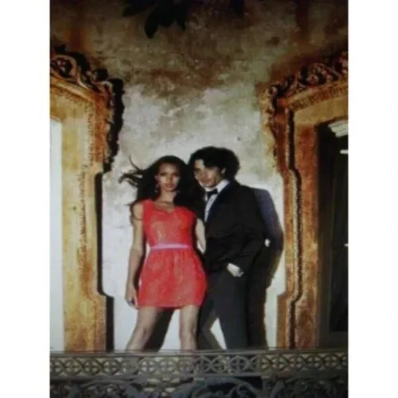 Abito Express taglia 2 pizzo rosso doppio collo a V aderente e svasato senza maniche San Valentino SENZA CINTURA