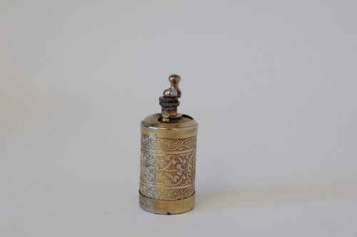 Small Antique Vintage Gilt Metal Pepper / Spice / Coffee Grinder, 2.25” Tall - Picture 5 of 8