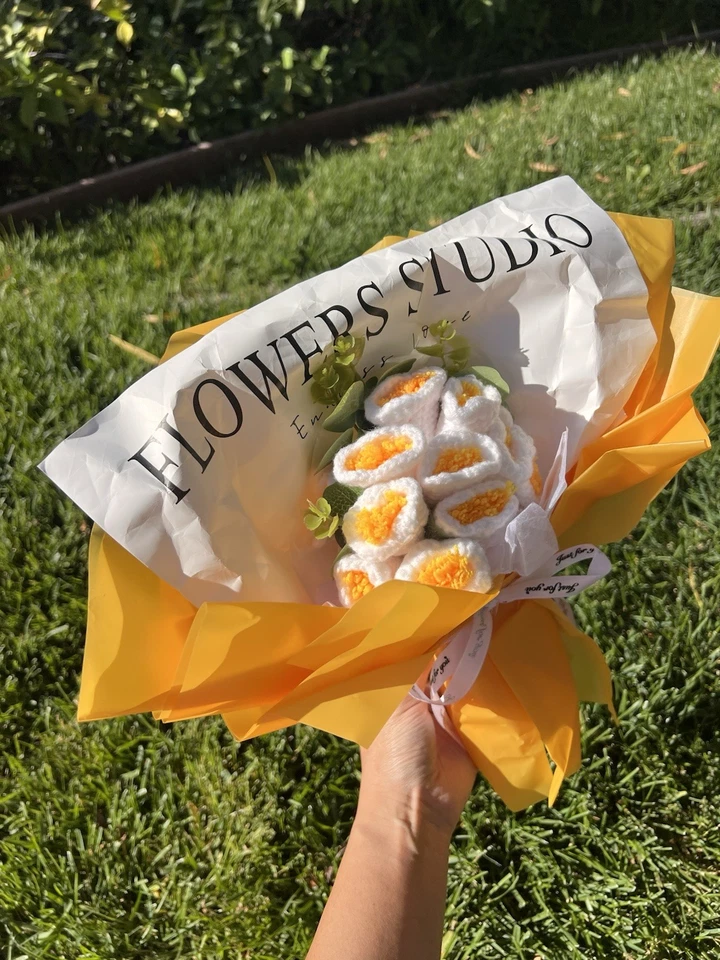 Ramo de flores de ganchillo hecho a mano amarillo blanco conjunto de regalo con luz y bolsa Foto 2 de 4